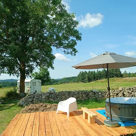 Caravane Vintage Insolite Avec Jacuzzi Au Calme Campsite Sauvessanges